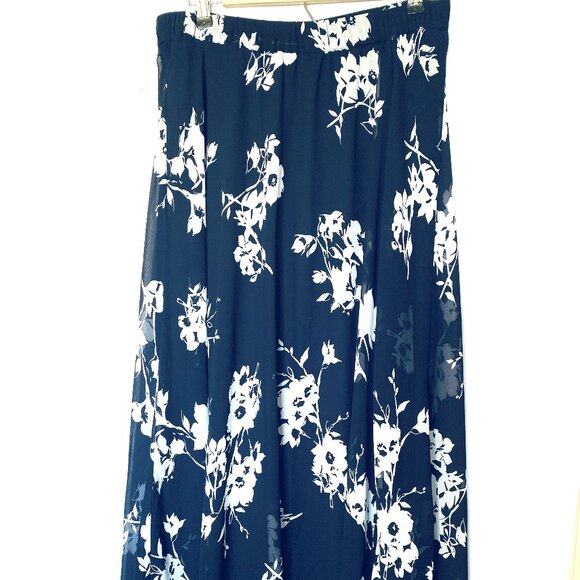 Lane Bryant Dresses & Skirts - Lane Bryant Women's Maxi Skirt Size14/16 Navy and White Flowers Lined Flowy